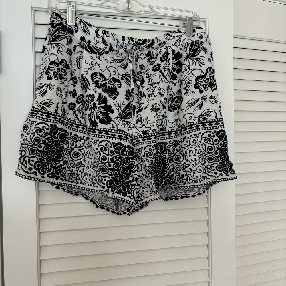 CeCe Black and White Floral Women's Shorts